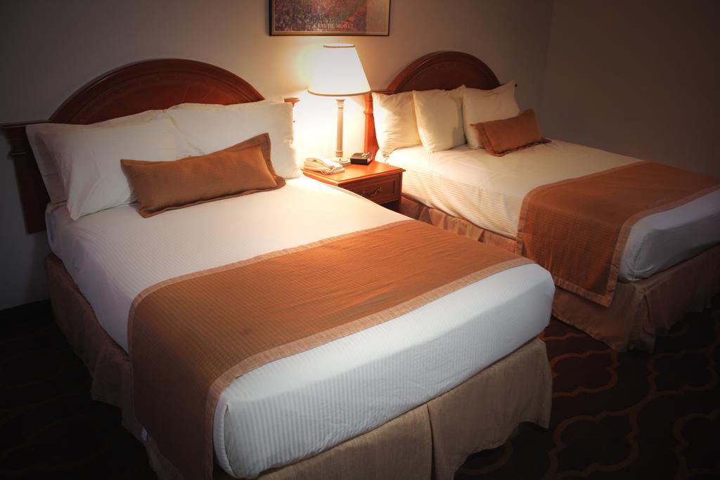 Ramada By Wyndham เมดิซีนแฮท ภายนอก รูปภาพ