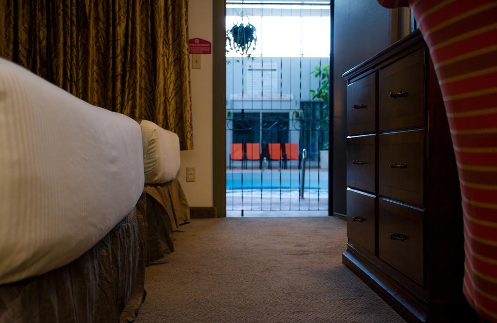 Ramada By Wyndham เมดิซีนแฮท ภายนอก รูปภาพ